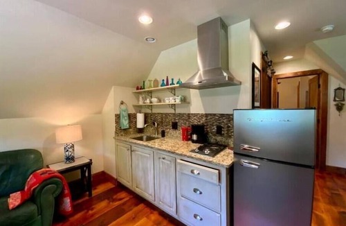 Newark Apartment | Inviting, comfortable & private suite near Univ.