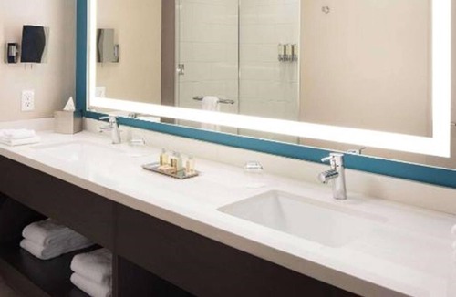 Bee Cave Hotel | Inviting Room w/Rooftop Lounge, Relaxing Outdoor Pool, & Complimentary Parking