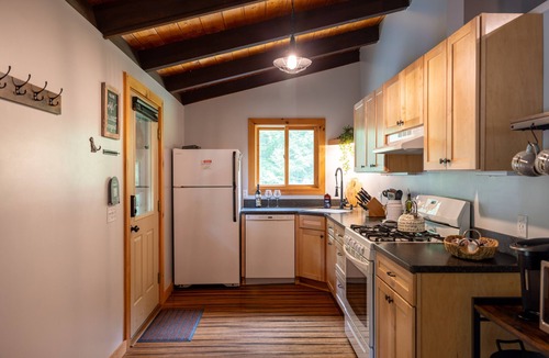 Stowe Area House | Iron Gate Chalet - 5 Minutes to Smugglers Notch and Wedding Barn!