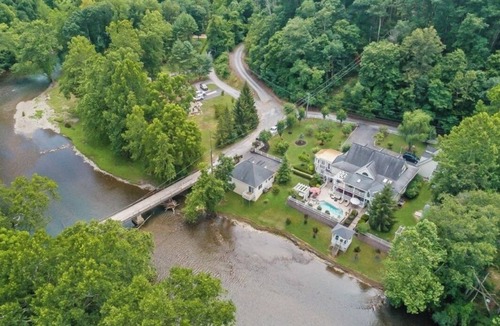 Covington House | Jackson River Estate Cozy Cottage on the River