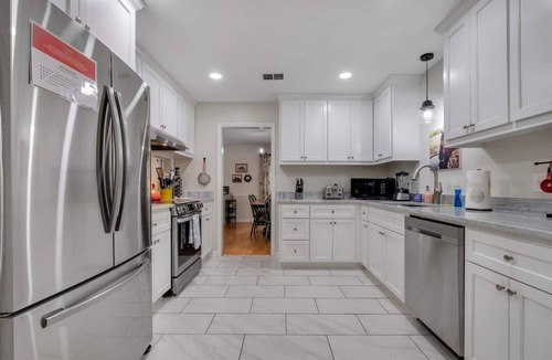 Tallahassee House | King Bed-Pets -Quiet-Huge fence Yrd