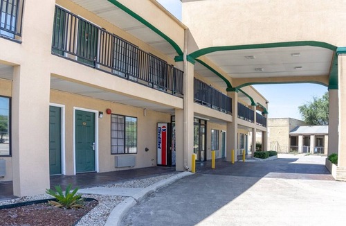 San Antonio Apartment | King Bed | Smoking | San-Antonio