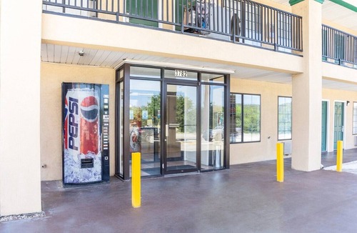 San Antonio Apartment | King Bed | Smoking | San-Antonio