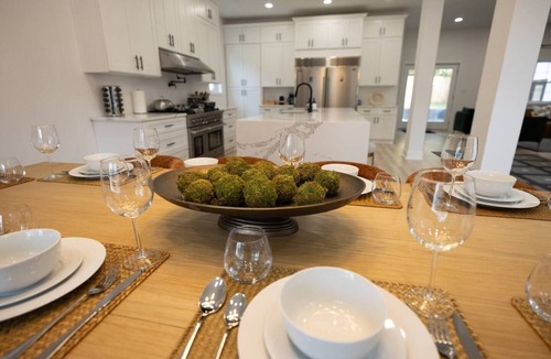 Seminary Hill Villa | King Beds <> A Sumptuously Lavish Suite Xcape