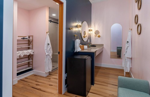 Cobden Hotel | King Suite, Hot Tubs, Cobden
