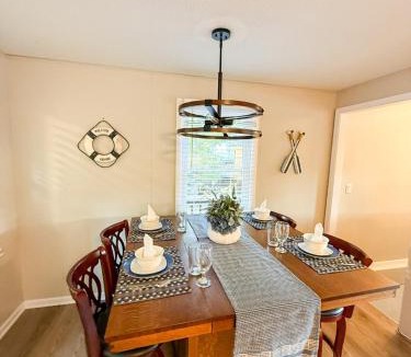 Camdenton House | Lakefront-4BD/2BA/Dock/Grill/Decks/-12PP
