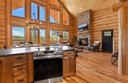 Spring Valley Cabin | Lakefront Log Cabin | Private Hot Tub | Stunning Lake Views