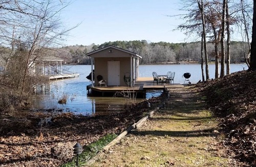Wise House | Lakefront, Private Dock, Quiet Cove- Lake Gaston- New Rental as of 2024