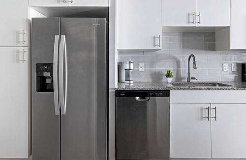 Sweetbriar Apartment | Landing | Incredible Studio, Gym, Pool