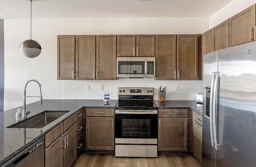Madison Apartment | Landing | Stunning 1BD, Pool, Gym