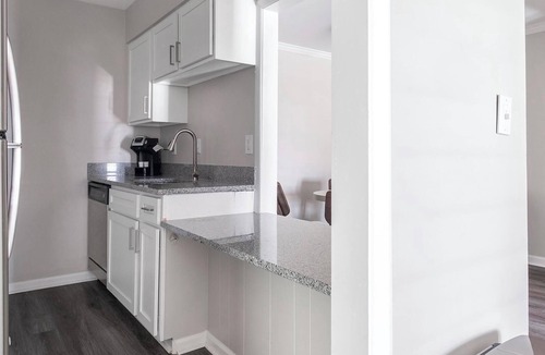 Homewood Apartment | Landing | Stylish 1BD, Pool, Gym