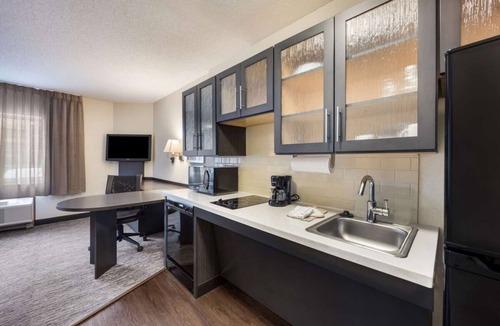 Earth City Hotel | Large Accommodation with Full Kitchen! Near Lambert St Louis Int'l Airport!