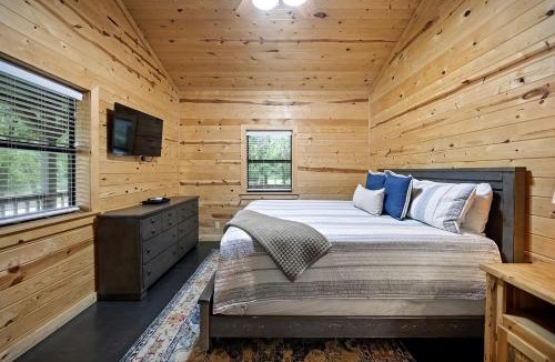 Broken Bow House | Large Riverfront Group Retreat on Mountain Fork River Near Broken Bow, Oklahoma