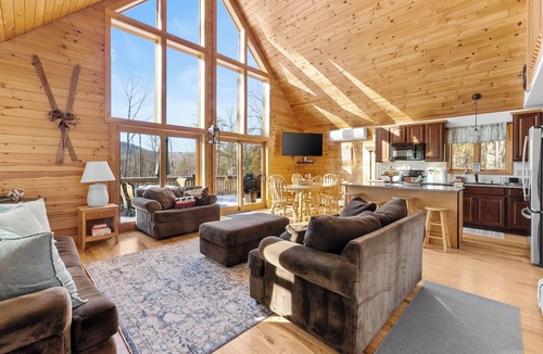 Jackson House | Linderhof Modern Log Chalet · 3 Min to Storyland · Sleeps 10 + Fire Pit