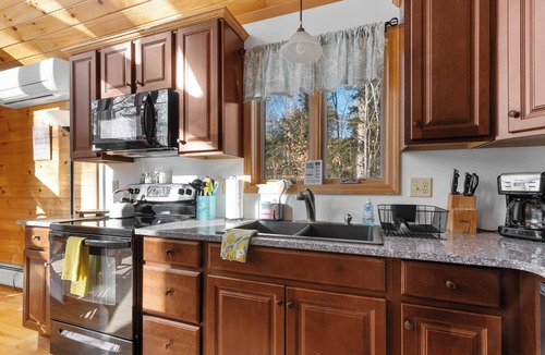Jackson House | Linderhof Modern Log Chalet · 3 Min to Storyland · Sleeps 10 + Fire Pit