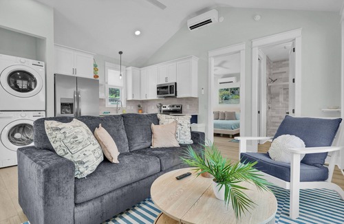 Wilmington Cottage | Little Palm ~ Cozy Cottage, Close to Everything Wilmington has to Offer!