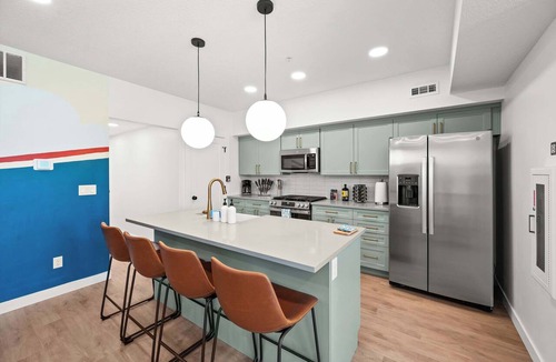 People's Freeway Condo | LUX SLC Townhome King Bd Garage Sauna Near Airport