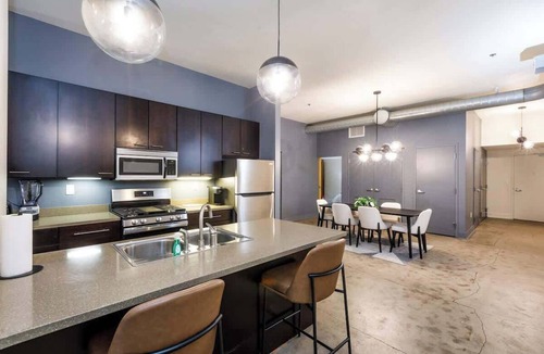 Downtown Pittsburgh Apartment | Luxe 2BR Loft Retreat: Private Terrace & Free Gym