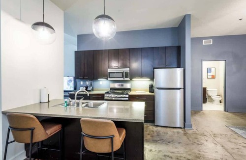 Downtown Pittsburgh Apartment | Luxe 2BR Loft Retreat: Private Terrace & Free Gym