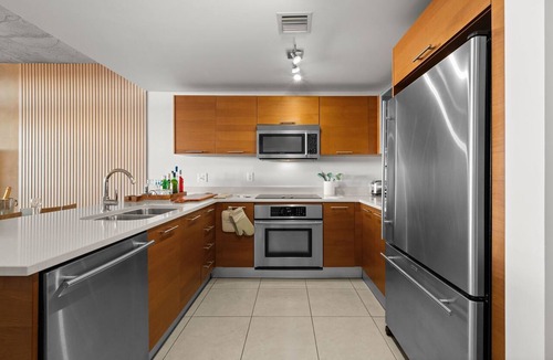 Midtown Condo | Luxe! Midtown GEM with DrinkBar Garage Pool BBQ Gym MiniGolf PingPong Foosball