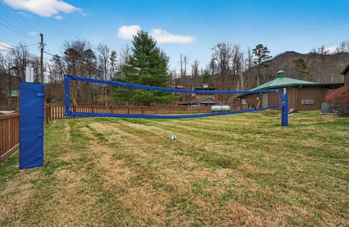 Wears Valley Cabin | Luxe Mtn Ranch w/Heated Pool & Tiki Bar + Views - Perfect Family Retreat!