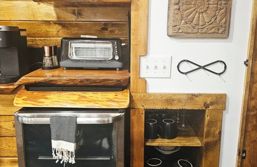 West Milton House | Luxe Studio Apartment in the Burbs w/wooded lot