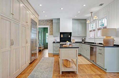 Live Oak House | Luxury Daffin Getaway | Designer Kitchen + Yard