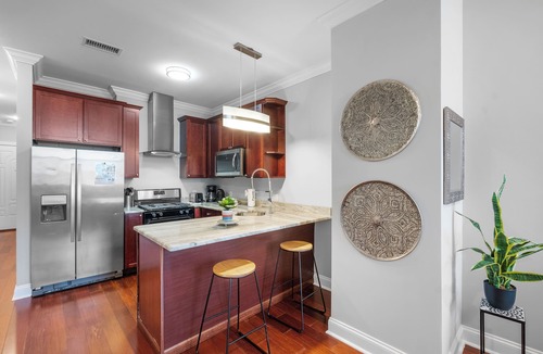 Olde Kensington Apartment | Luxury Studio Loft - Rooftop View & Pool