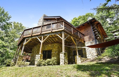 Clyde Cabin | Luxury Vacation Rental with a Hot Tub for Rent in Clyde, North Carolina
