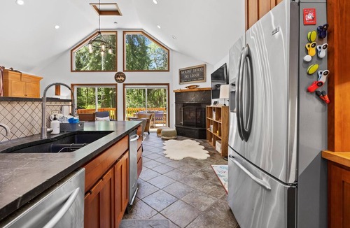 Brightwood House | Magnificent Custom-Built Lodge Surrounded By Forest of Douglas Firs, Cedar Trees