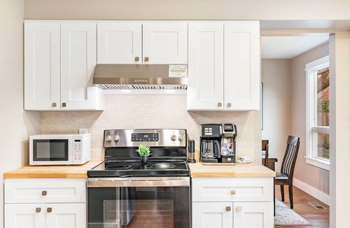 Troutdale House | Make Yourself at Home, But Better - Sleeps 10