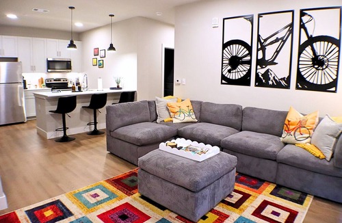 Rogers Apartment | Modern 1BR Near Walmart, AMP & Bike Lift