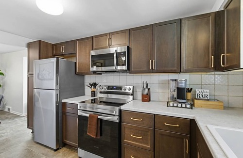 Bellevue Apartment | Modern 2 BR Bellevue Retreat – Near Stadiums & Downtown