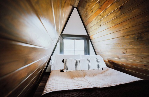 Cedar Bluff Resort | Modern A-Frame Cabin: Hot Tub, TV, & Lake Views