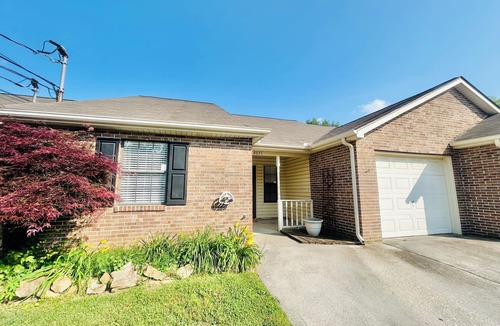 Ashley Oaks Condo | Modern Charm: 2 bedroom condo- Sleeps 6-in West Knoxville with WiFi, AC