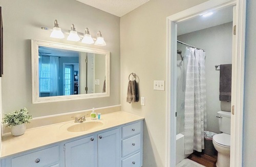 Ashley Oaks Condo | Modern Charm: 2 bedroom condo- Sleeps 6-in West Knoxville with WiFi, AC