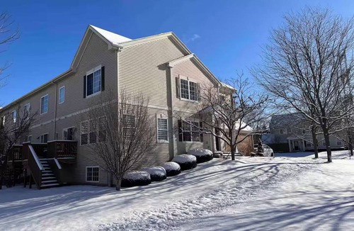 Elgin House | Modern Hoffman Estates townhome near NOW Arena