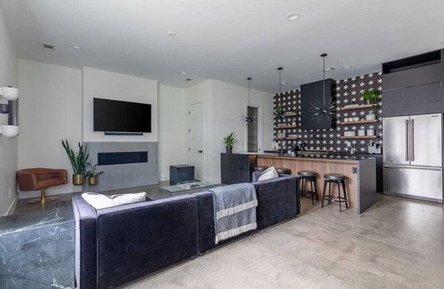 Edgehill Villa | Modern Oasis: Rooftop Sunsets & City Lights!