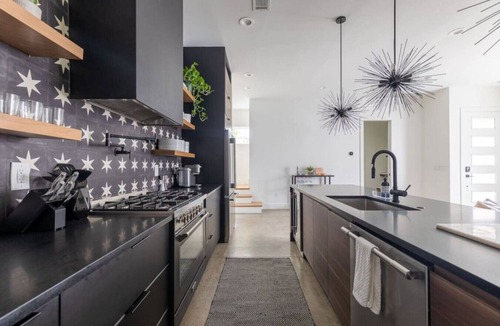 Edgehill Villa | Modern Oasis: Rooftop Sunsets & City Lights!