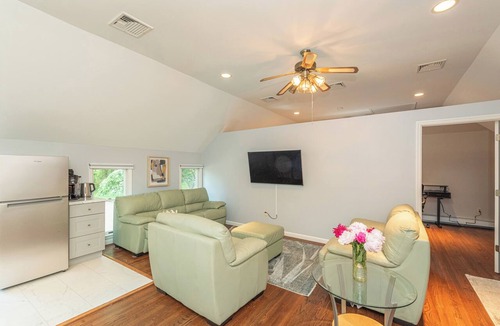 Lyons House | Modern Private 1BR/1BTH w/1-car Garage Parking Near Hospitals/Corporate Office