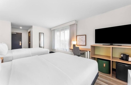 Essex Junction Hotel | Modern Queen Room Ideal for Relaxation & Convenience Near Outdoor Activities