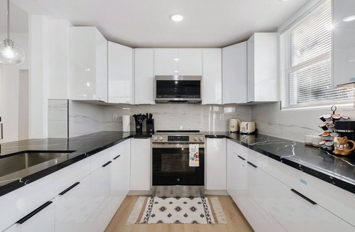 Brighton House | Modern Seattle Retreat 4BR Home Near Downtown