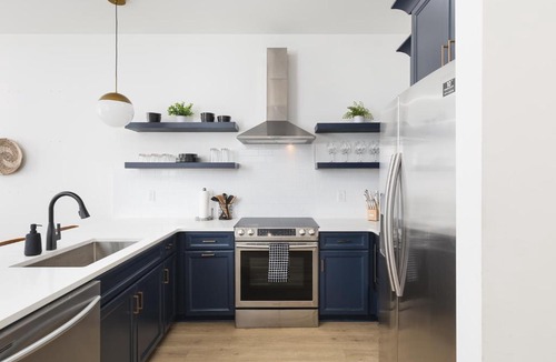 Cleveland Park Apartment | Modern Spacious Condo with Parking by Downtown Broadway