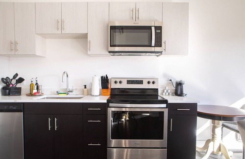 Milwaukee Apartment | Modern Studio Apt with Rooftop, Gym, and Parking