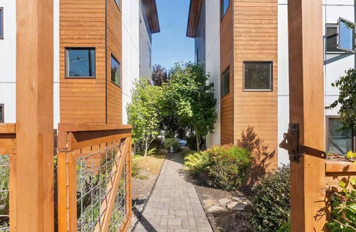 Atlantic Apartment | Modern Studio by Light Rail Kitchen, Parking, AC, W/D