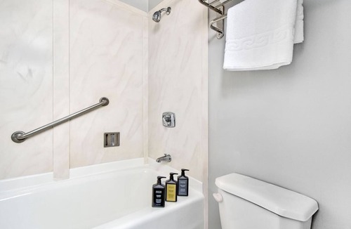 Downtown San Francisco Hotel | Modern Unit with Pool Access, Near Union Square & Civic Center