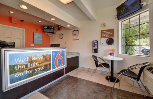 South Glastonbury Hotel | Motel 6-Wethersfield, CT - Hartford