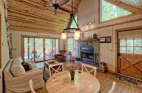 Wiley Cabin | Mountain Retreat Getaway by Lake Burton, HOT TUB!
