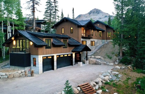 Salt Lake Mountain Resorts Cabin | Mountain sanctuary with spa and sauna. Walk to the lifts and trails.