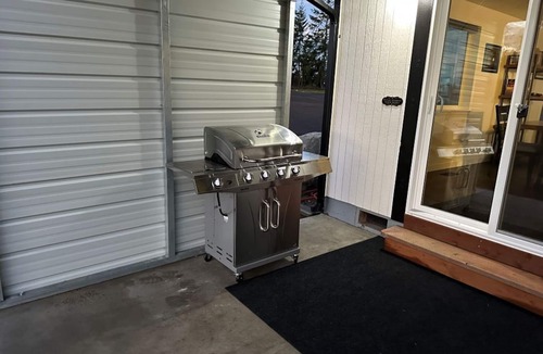McKenna House | Mountain view 3-bedroom 2 bath house with WiFi in Rainier on 5 acres.